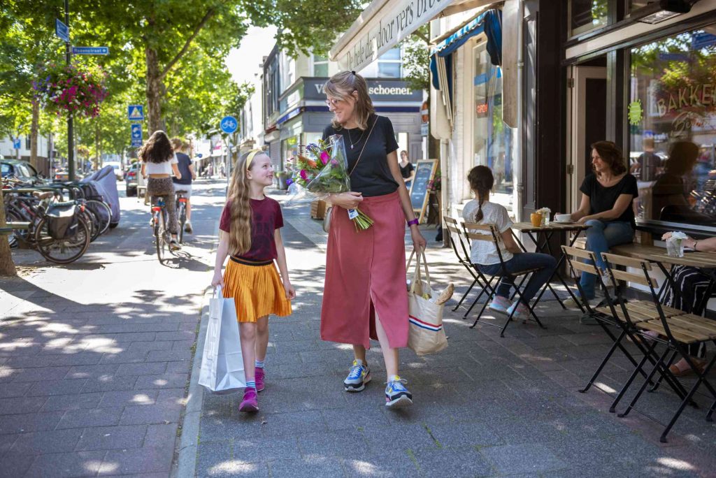 Winkelstraat met lokale bedrijven